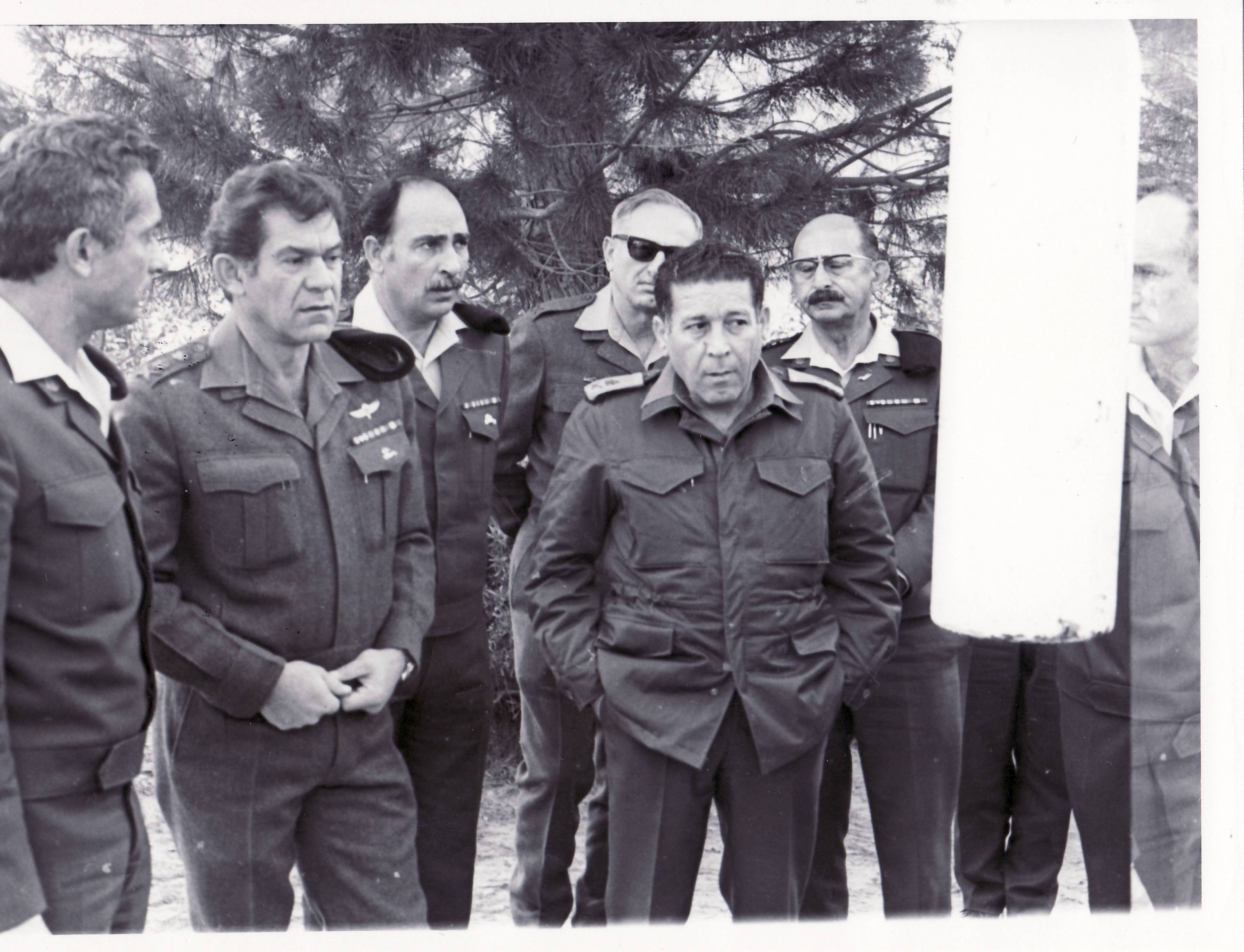 תמונה של שנת 1972- ביקור הרמטכ"ל ופורום מטכ''ל בטנק העץ שהיווה את הבסיס לטנק המרכבה.